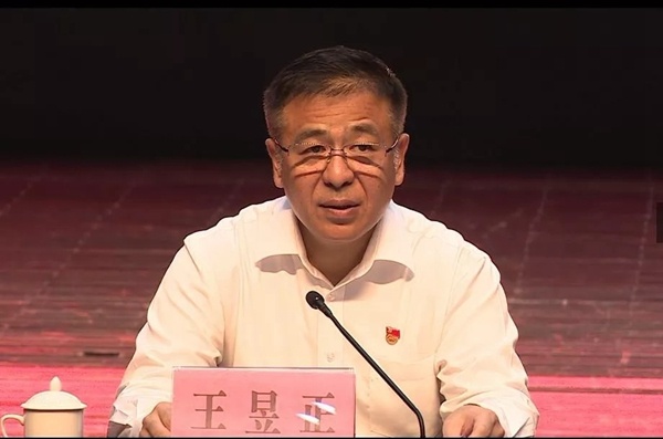 王昱正为保亭党员干部上主题教育专题党课