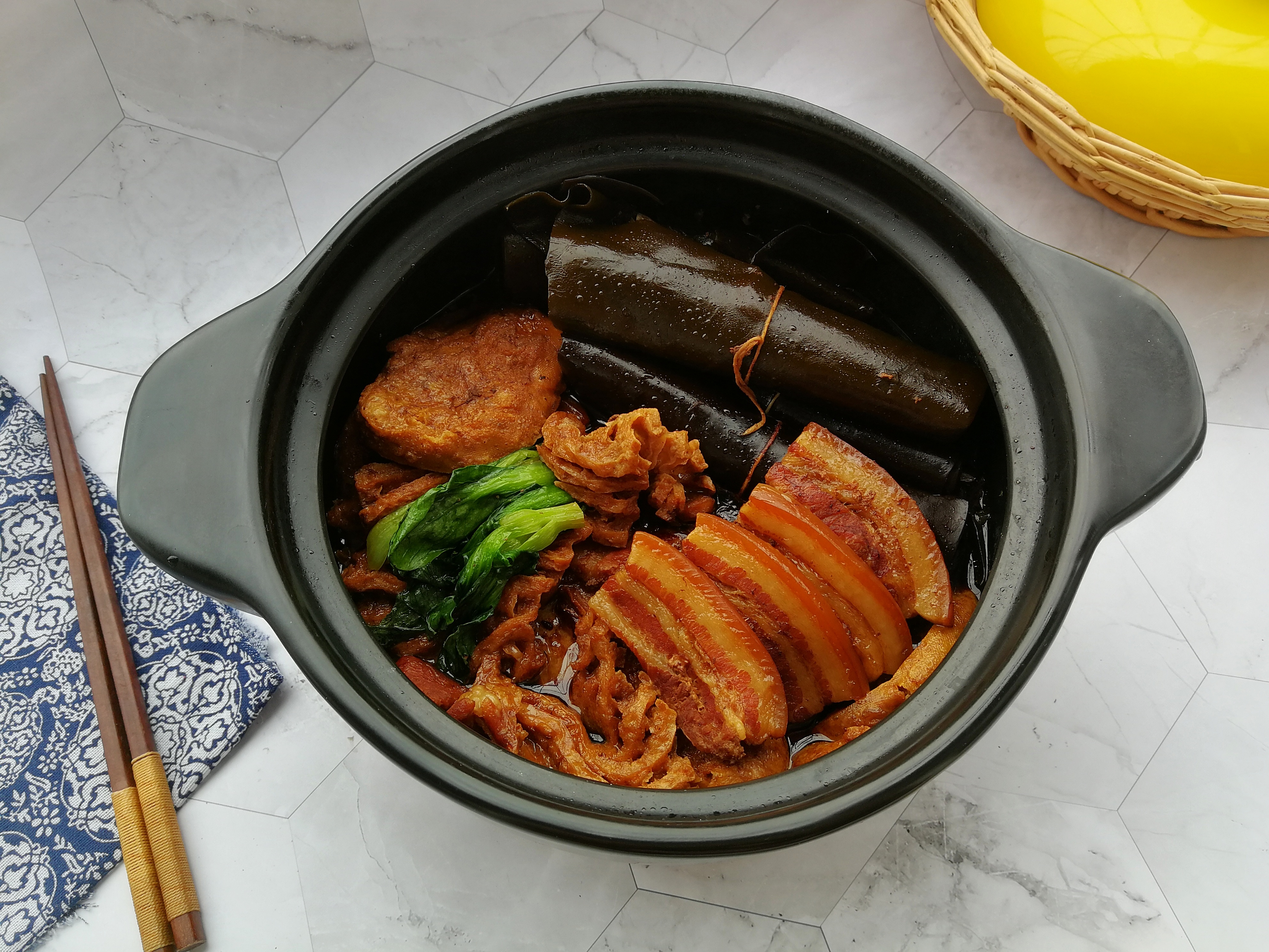 没有加大料,没有用料酒,炖出来的把子肉完美的酱香味,如果中午炖好