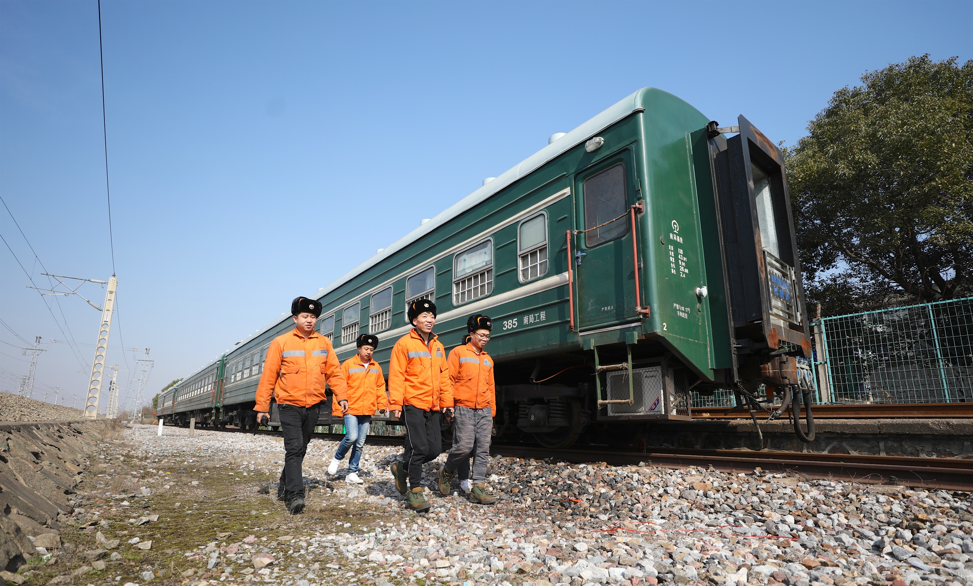(关注春运)(4)"流动大篷车"里的春运值守