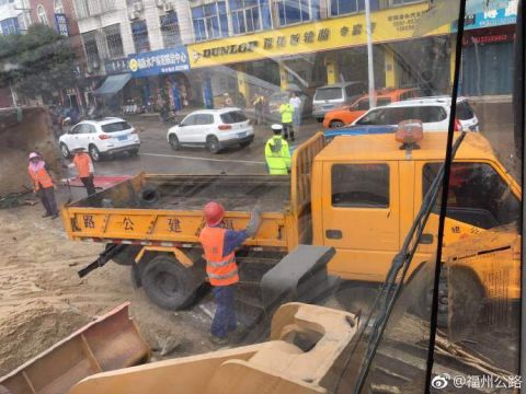 國道g324線福清石竹街道大埔村口運砂車側翻 左右側快車道車輛限行