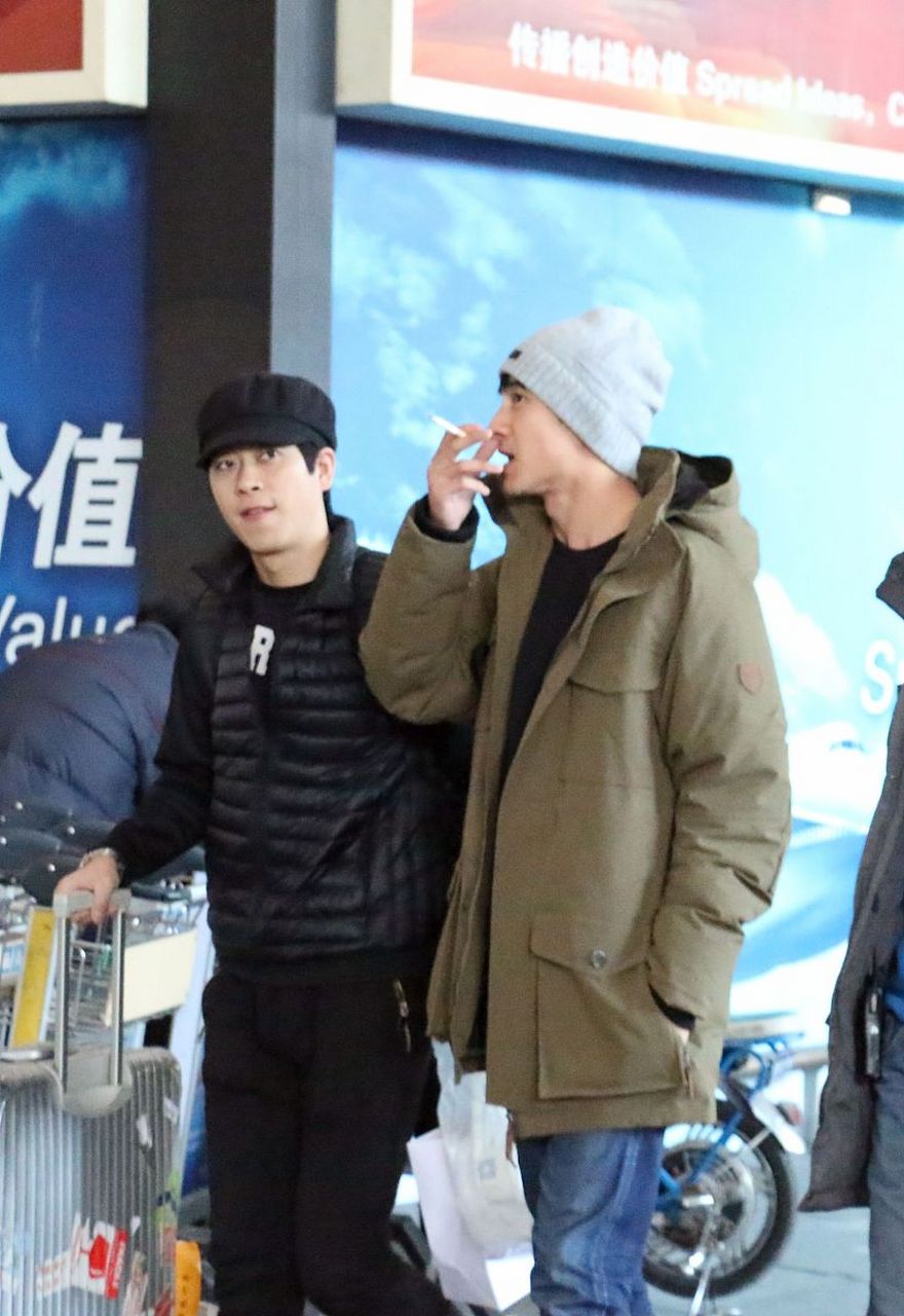 路人视角下的林更新,原来他也是抽烟的!不过他本人,真的是又高又帅!