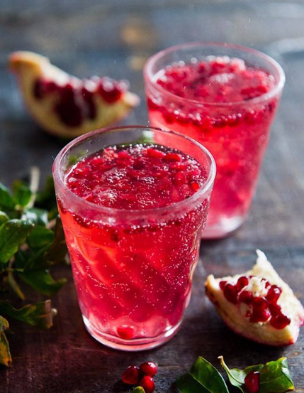 红石榴水是水果红石榴中的果汁,它是一种色泽红润的液体,可以直接饮用