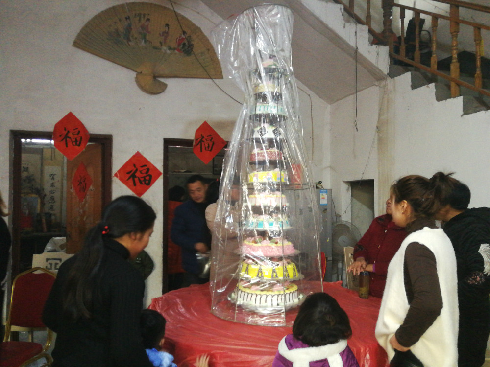 农村娃过12岁生日,风俗比结婚还隆重,舅舅拿1万元红包祝贺