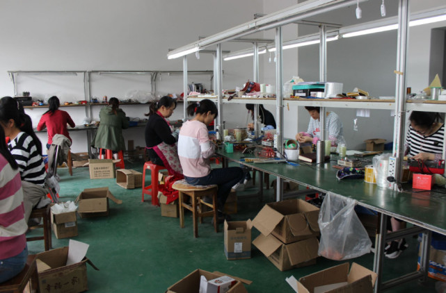 老板涨工资都招不到人,小工厂一个接一个的倒闭,原因很现实