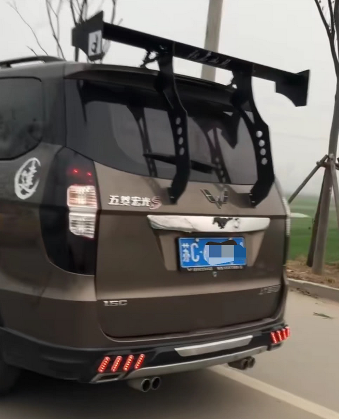 路遇一辆爆改五菱宏光,价值4万,改装花费5万,网友:太膨胀了!