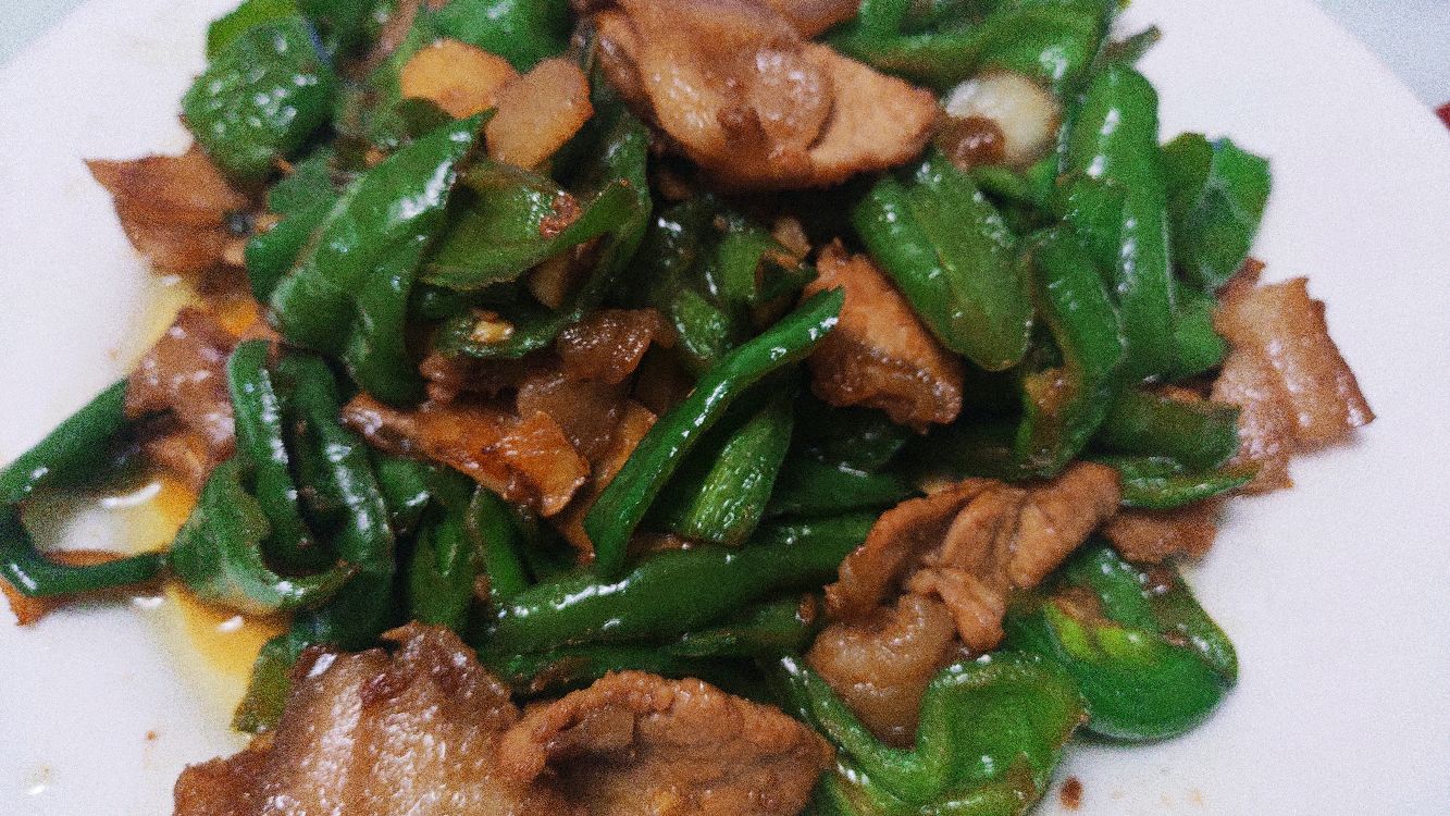 大厨教你农家小炒肉的做法,掌握一个窍门,肉质嫩滑,鲜香开胃