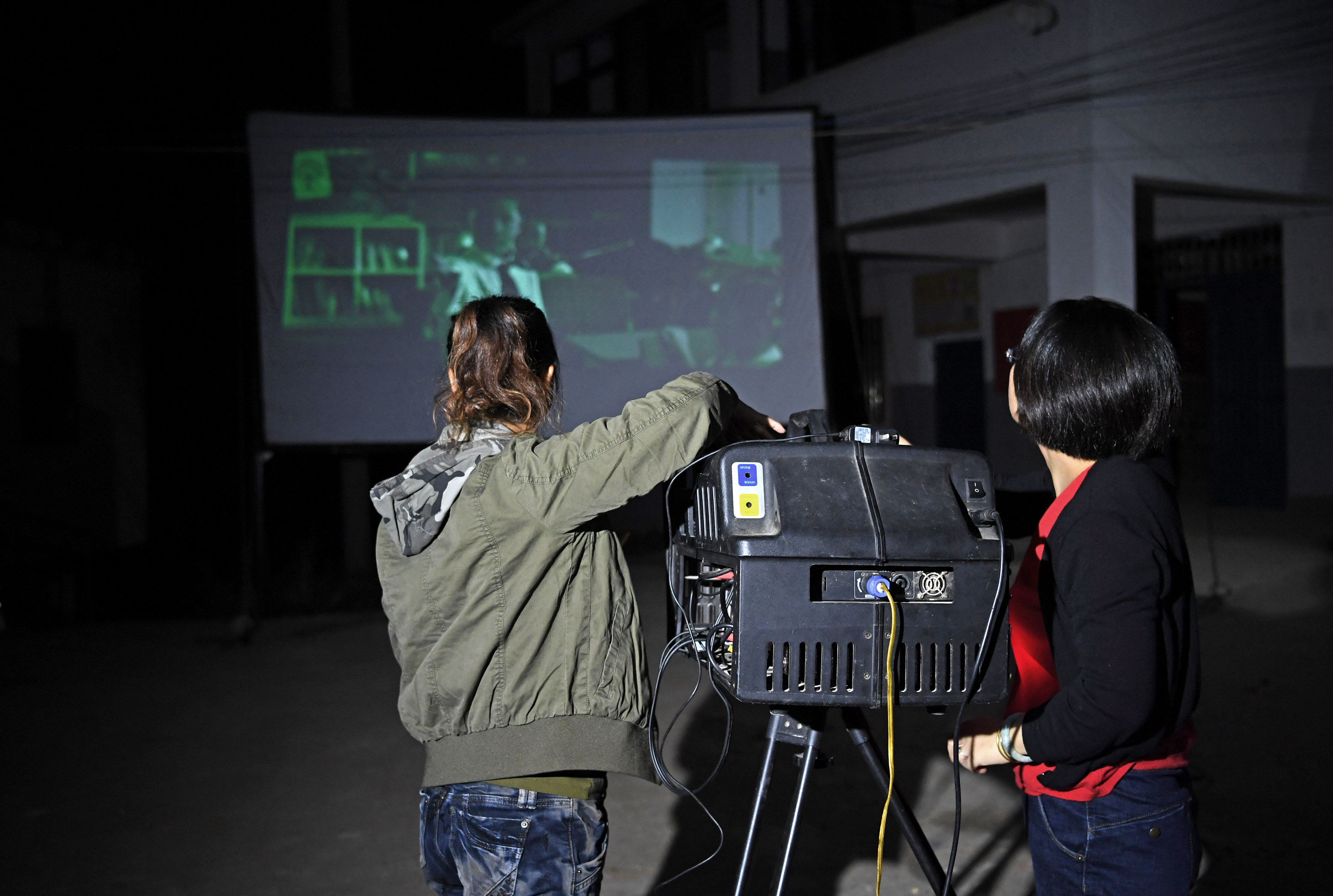 "女子电影放映队"点亮乡村夜(4)