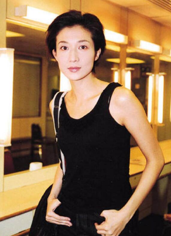 吴绮莉晒最新写真,黑色深v显霸气女王范,发文:女人要活得漂亮