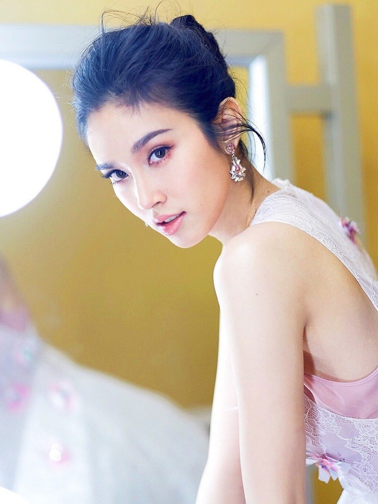 长相酷似杨颖,曾与古天乐传绯闻,真实身份曝光后,网友:不可能