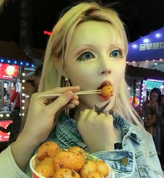 迪丽拉直播吃小土豆,吃的时候得用手托着!网友:是怕撑开了吗?