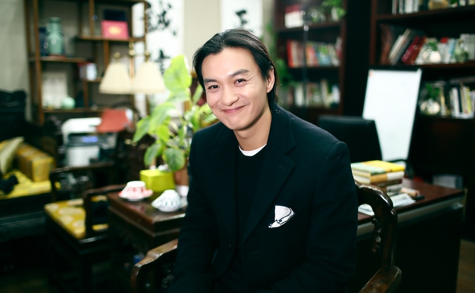 《创业时代》正在热播,主演周一围在接受新浪娱乐专访时对镜比v,尽显