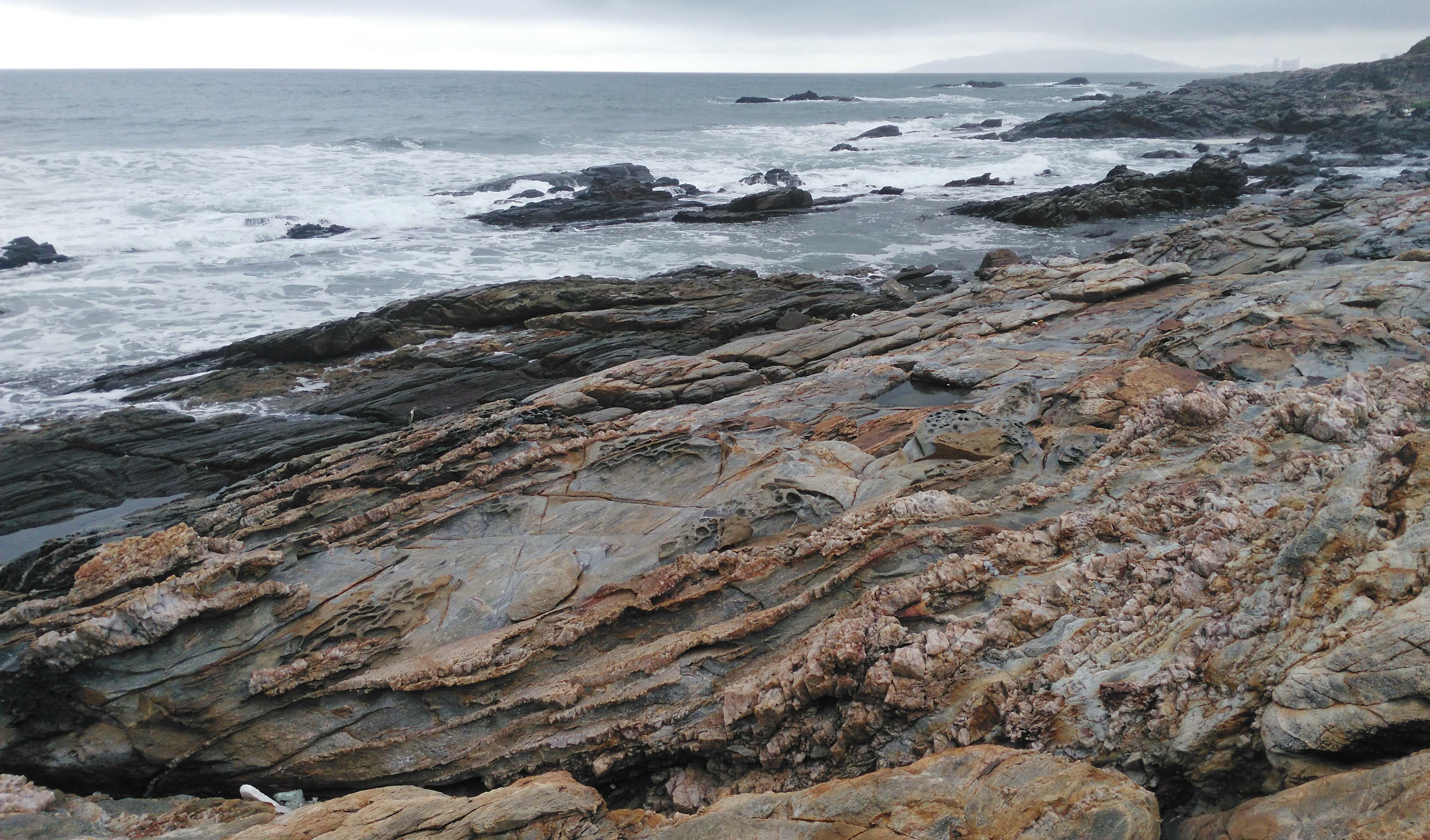 惠州市惠东黑排角海边实拍,这样的礁石你们见过吗?