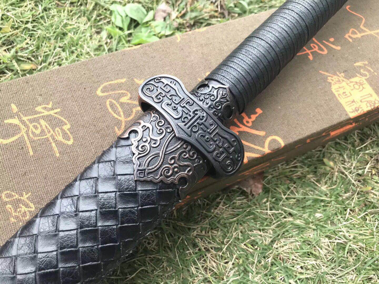 采用锰钢一体煅打-刻花直刀