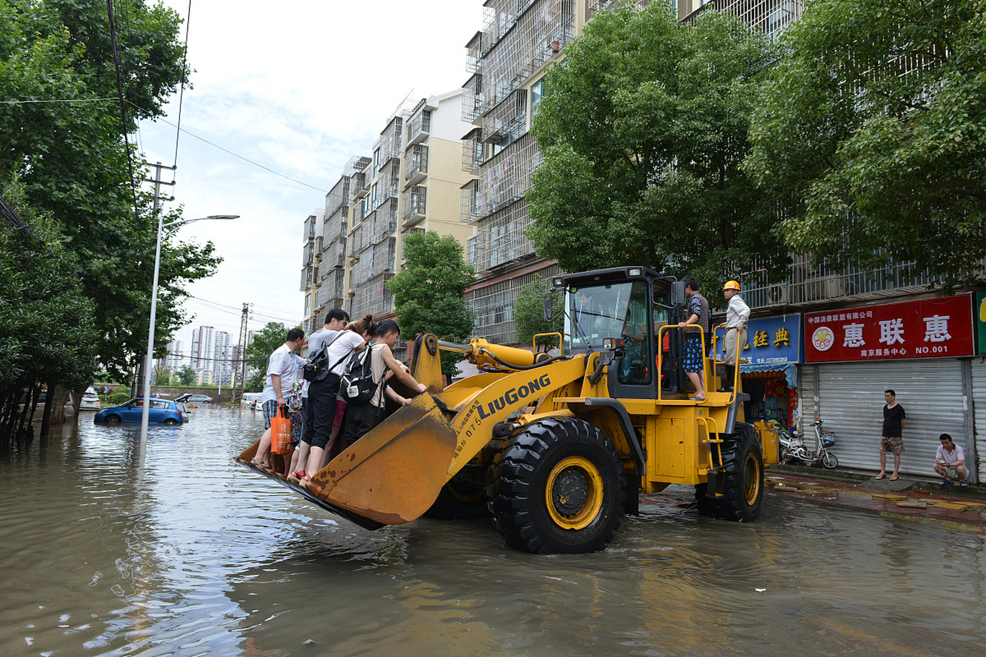 在这肆虐的洪水中,一名男子驾驶着铲车,勇敢地逆流而上,展开了一场
