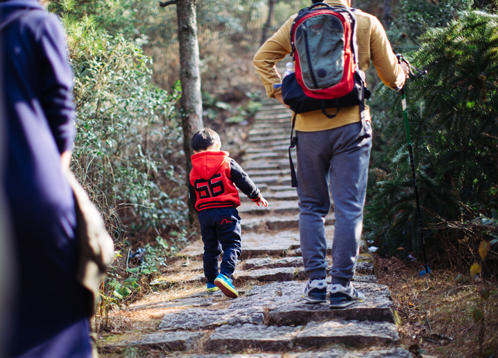 孙茜筹备儿子周岁生日爬泰山 带孩子爬山需要注意些什么