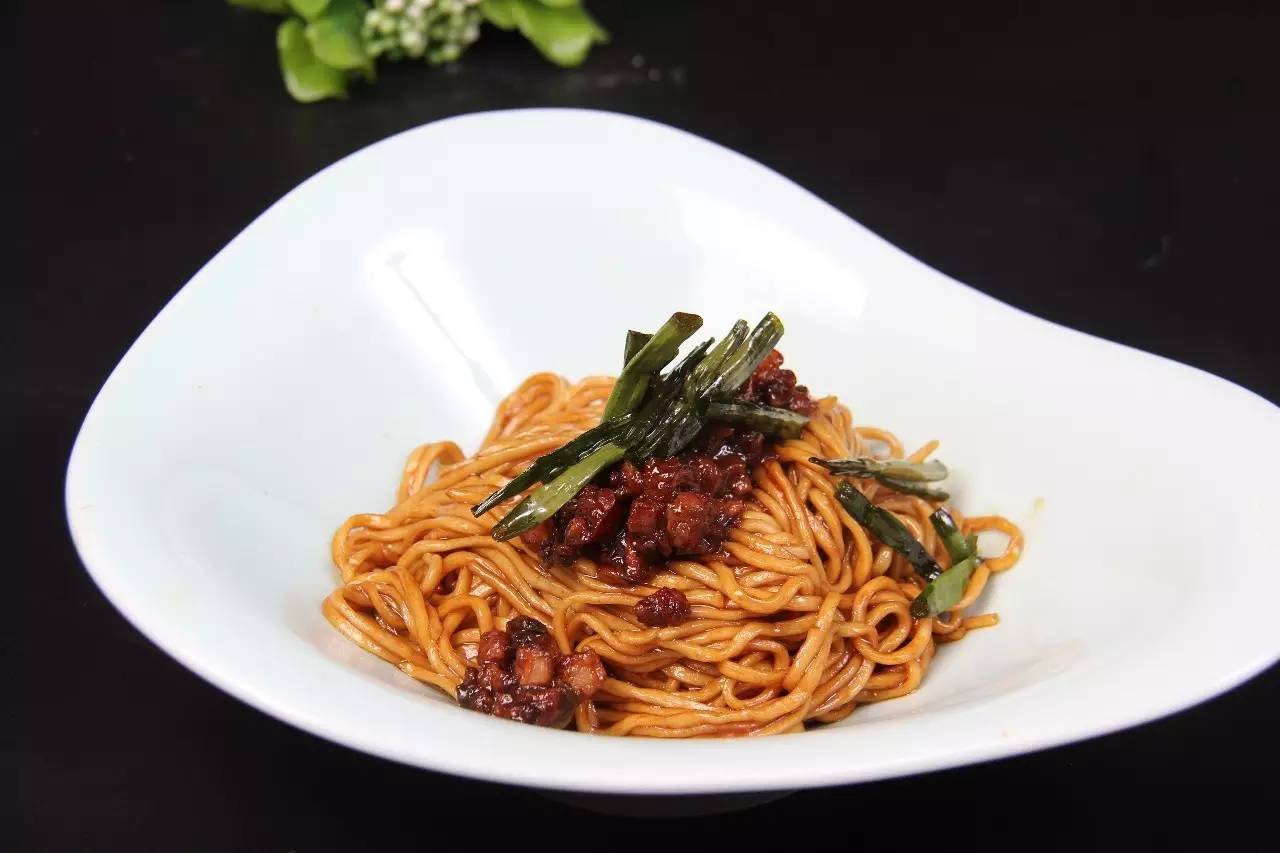 风味独特的开洋葱油拌面,吃起来葱香四溢,让人口水直流