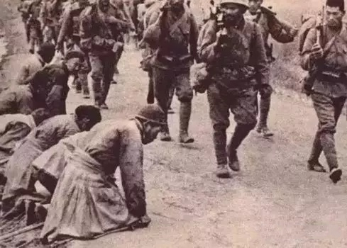 历史上真实的鬼子进村:要百姓跪着迎接,最后一张图让人满腔怒火