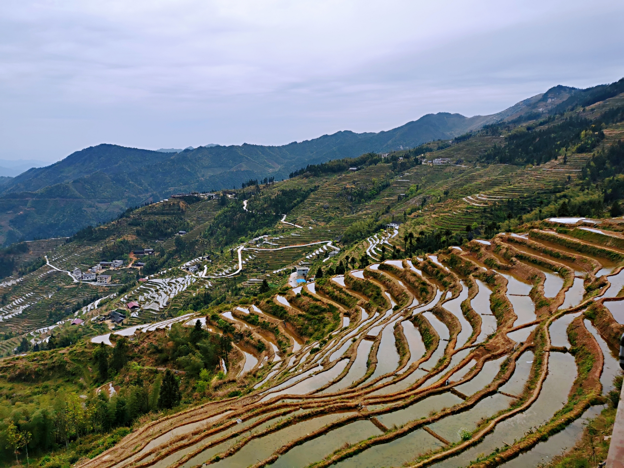 修筑梯田图片