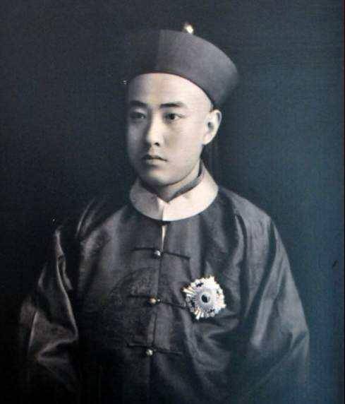 太监总管的妻子,对他死心塌地,晚年被佣人照顾