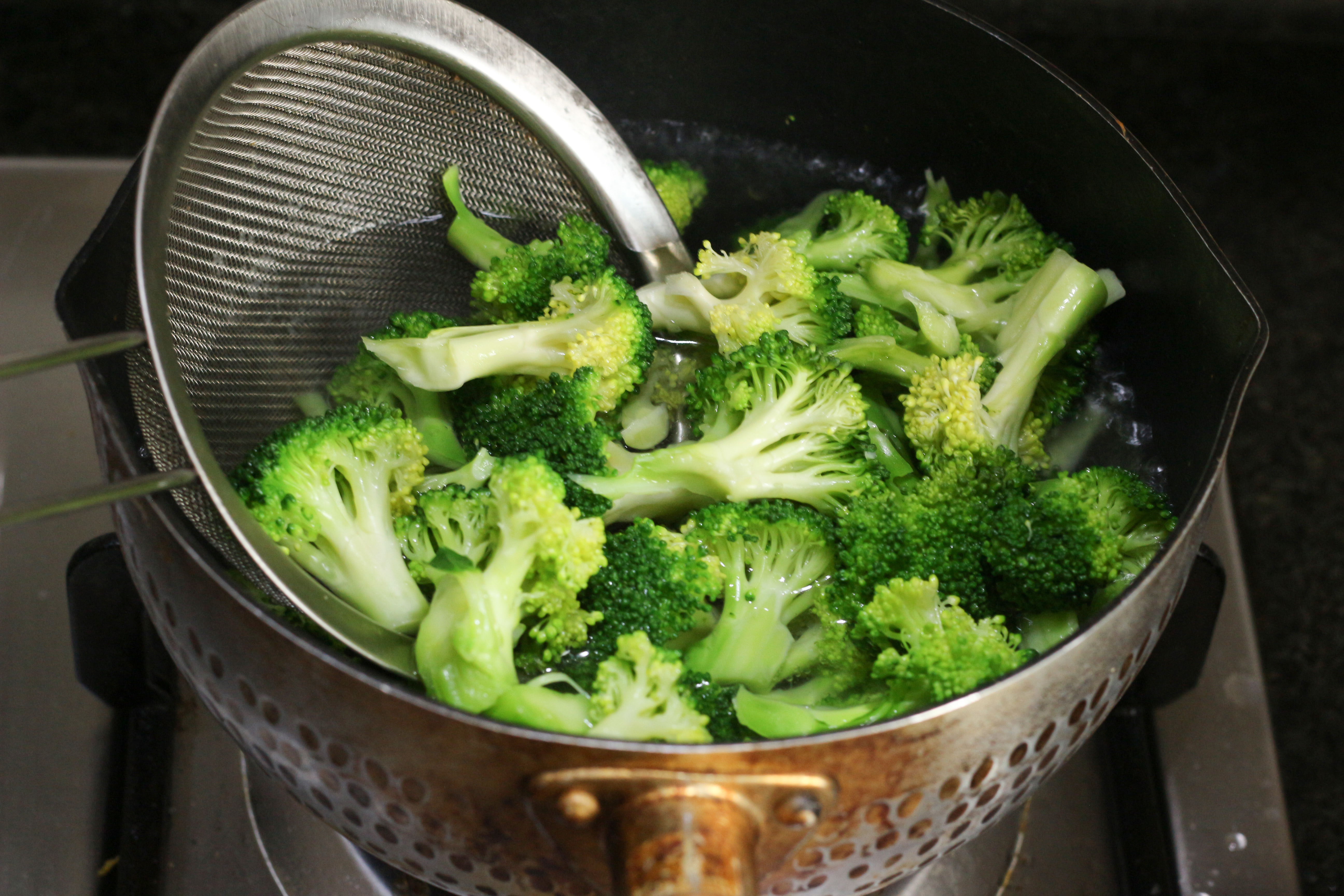 烧开一锅水,加入些许盐和油,将西兰花放入沸水中焯水,大约1分钟.