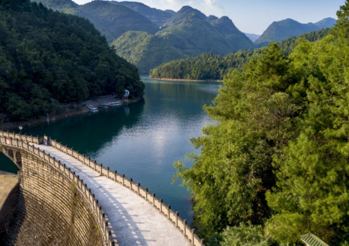 重庆,胜天湖旅游风景区,水面曲弯秀美,四面环山峻逸