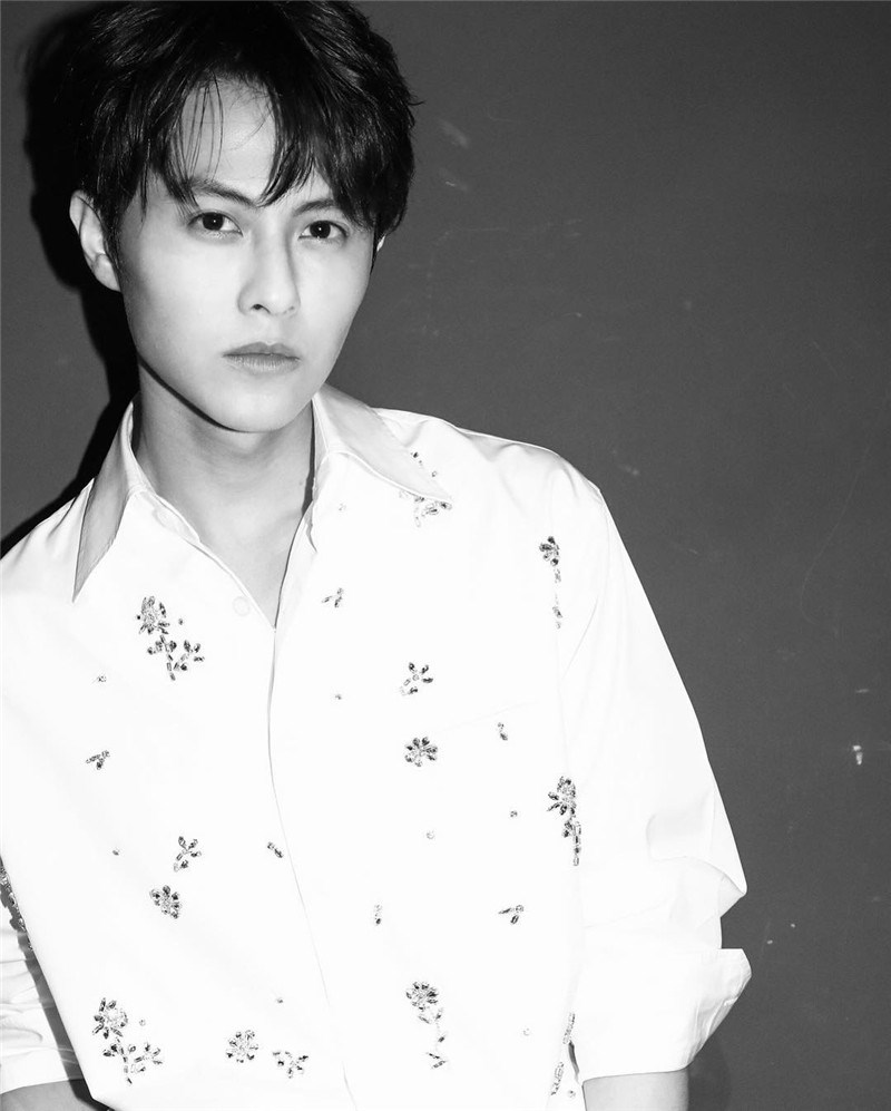 王子邱胜翊晒开工照 印花衬衫尽显夏日时尚