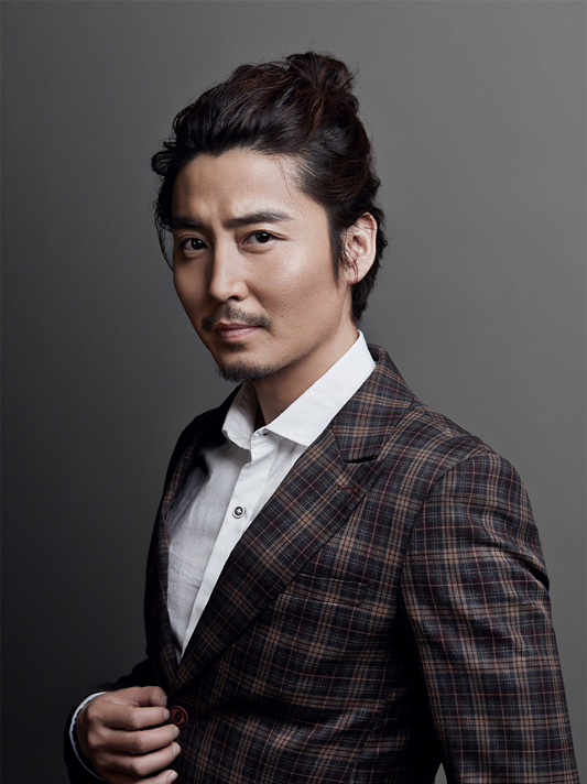 他是《心理罪》里的邰伟,参演《白夜追凶》,生活中是雅痞大叔