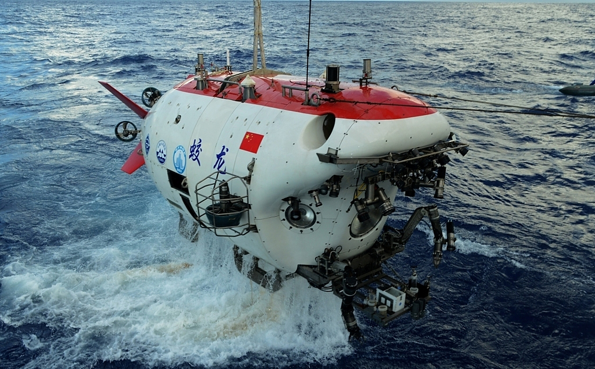 有人说中国的蛟龙号深潜器能否参与救援泰坦号深潜器?理论上是可行!