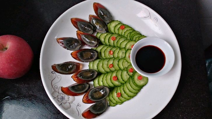 皮蛋黄瓜创意新做法,清脆爽口,摆盘漂亮,年夜饭上必备菜