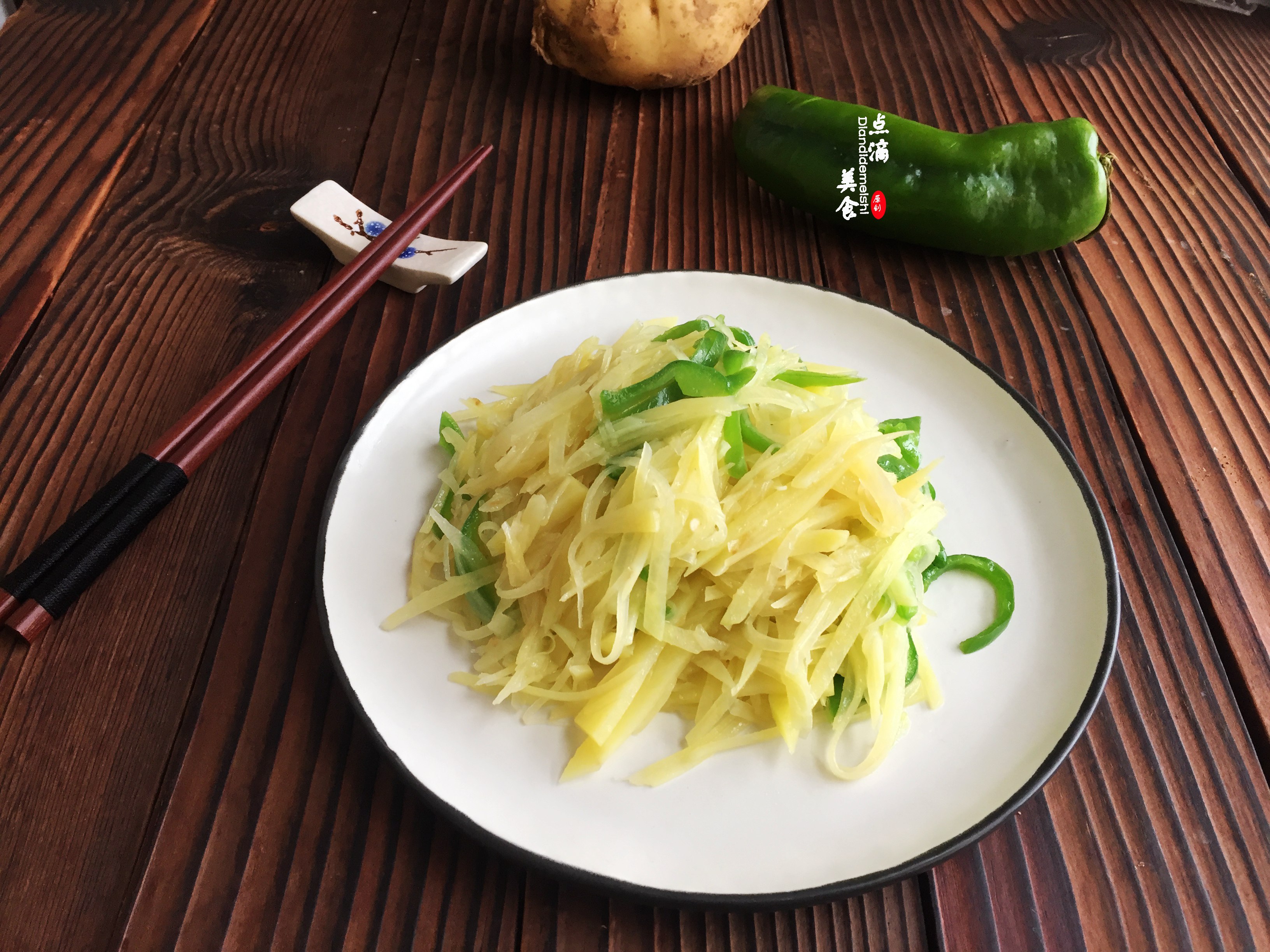 青椒土豆丝很简单,注意好这一步,颜色更加鲜亮,味道更好