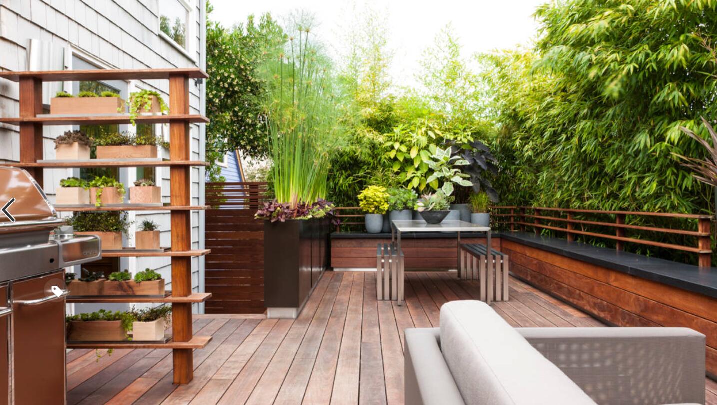 庭院案例:防腐木做地台,盆栽花卉做主题景观的别墅