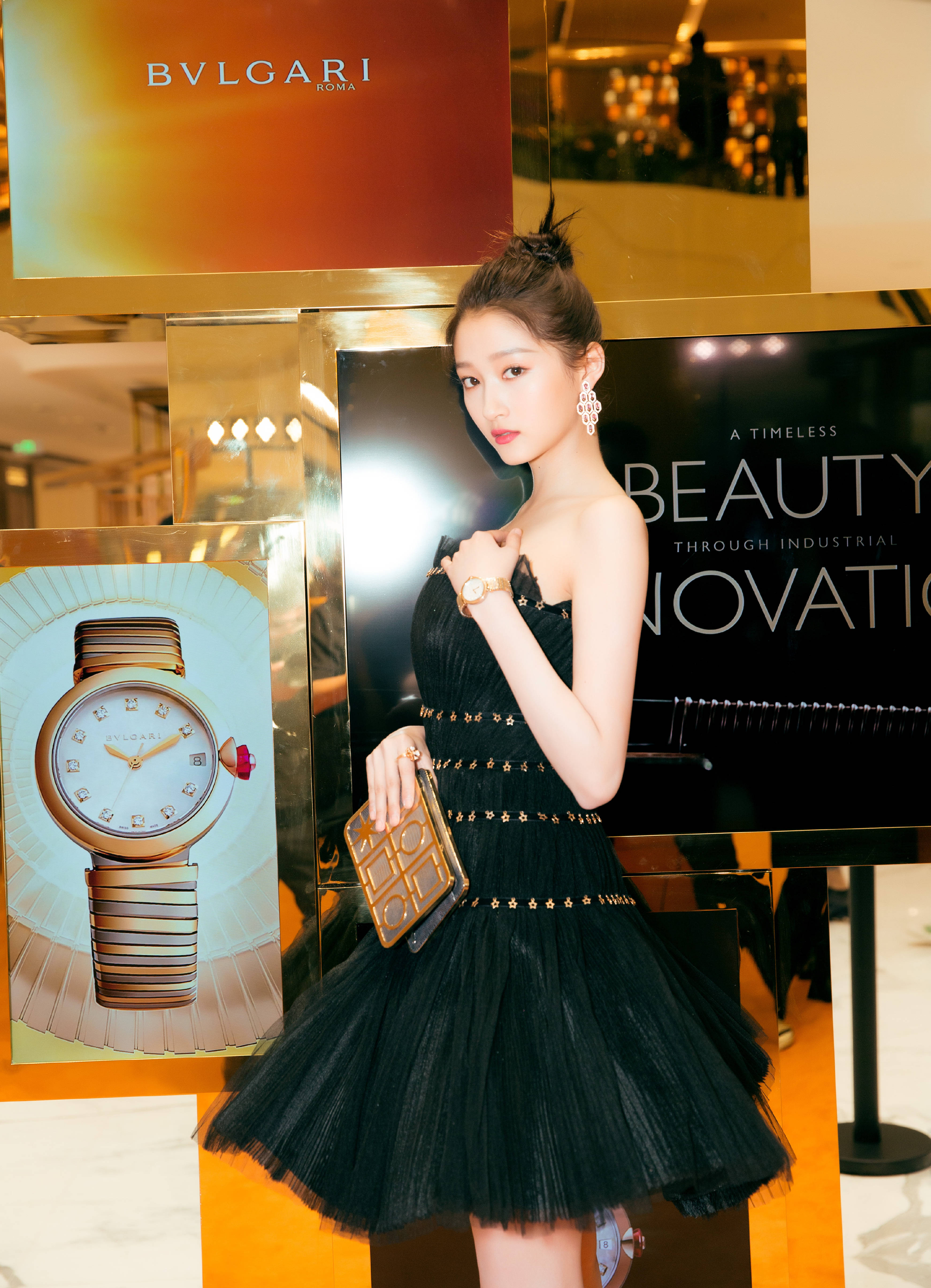 关晓彤身穿黑色晚礼服参加光环腕表巡展北京站,好似美丽的黑天鹅