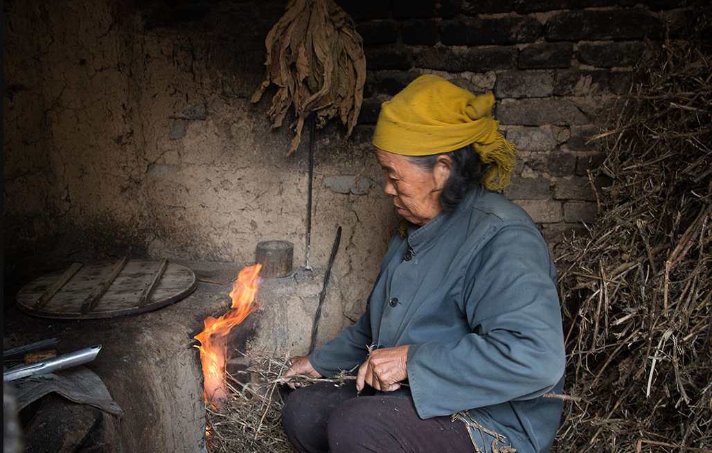 八旬老夫妻,"连哄骗带"盼儿回家过年,一碗小葱配半斤酒足矣