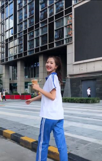 抖音最美"校服妹"火了,回眸一笑百媚生,网友:恋爱的味道!