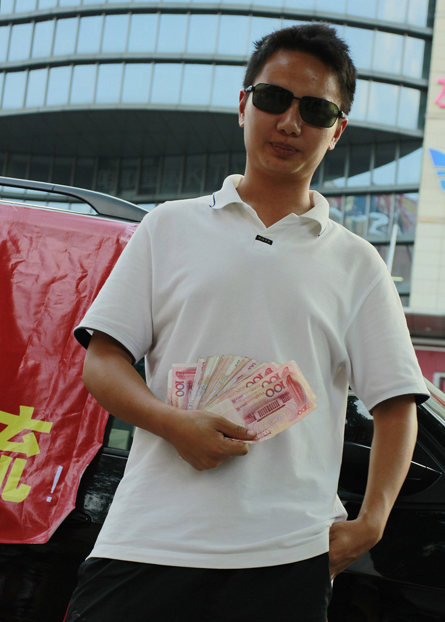 为什么这么火# #男子为炫富烧100元点烟被罚1万