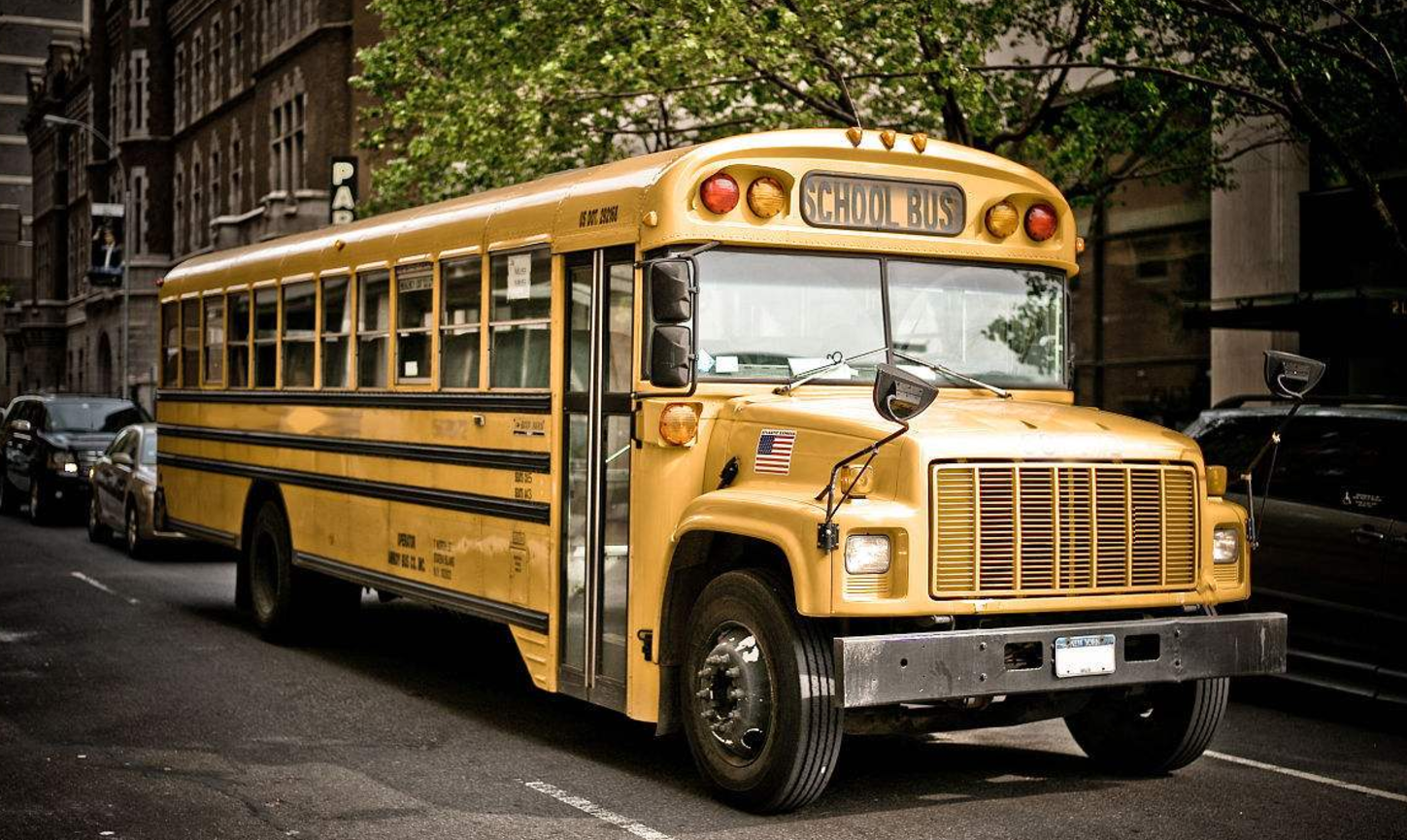 美国校车有多结实?其他车都被撞废了,它却完好无损