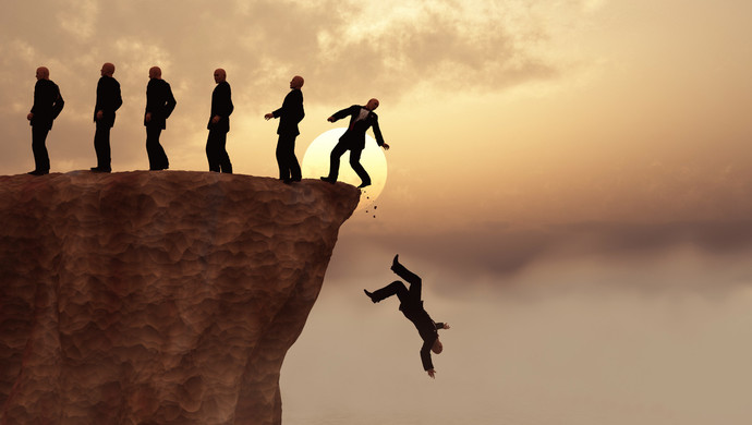 新华时评:是谁把香港青年推下黑暗的深渊?