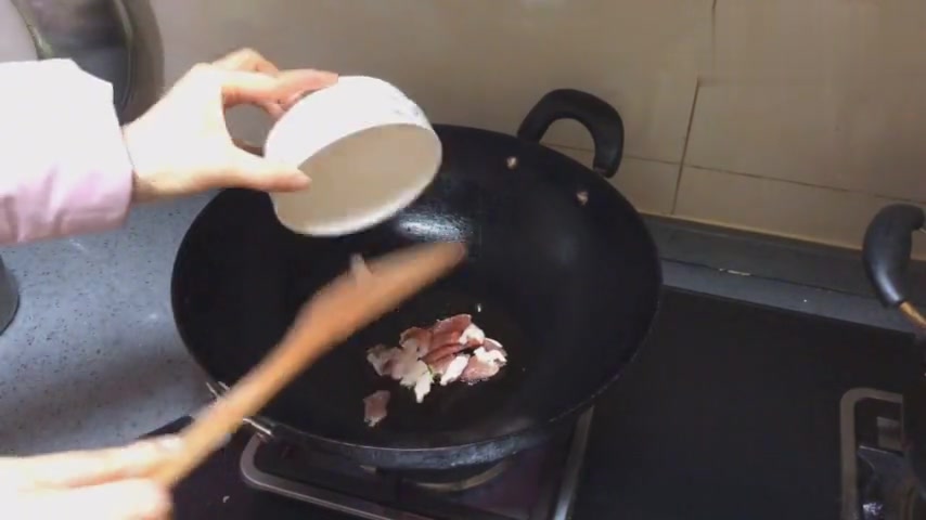 芹菜炒肉加点木耳在里面,太美味啦,连吃几顿都不腻