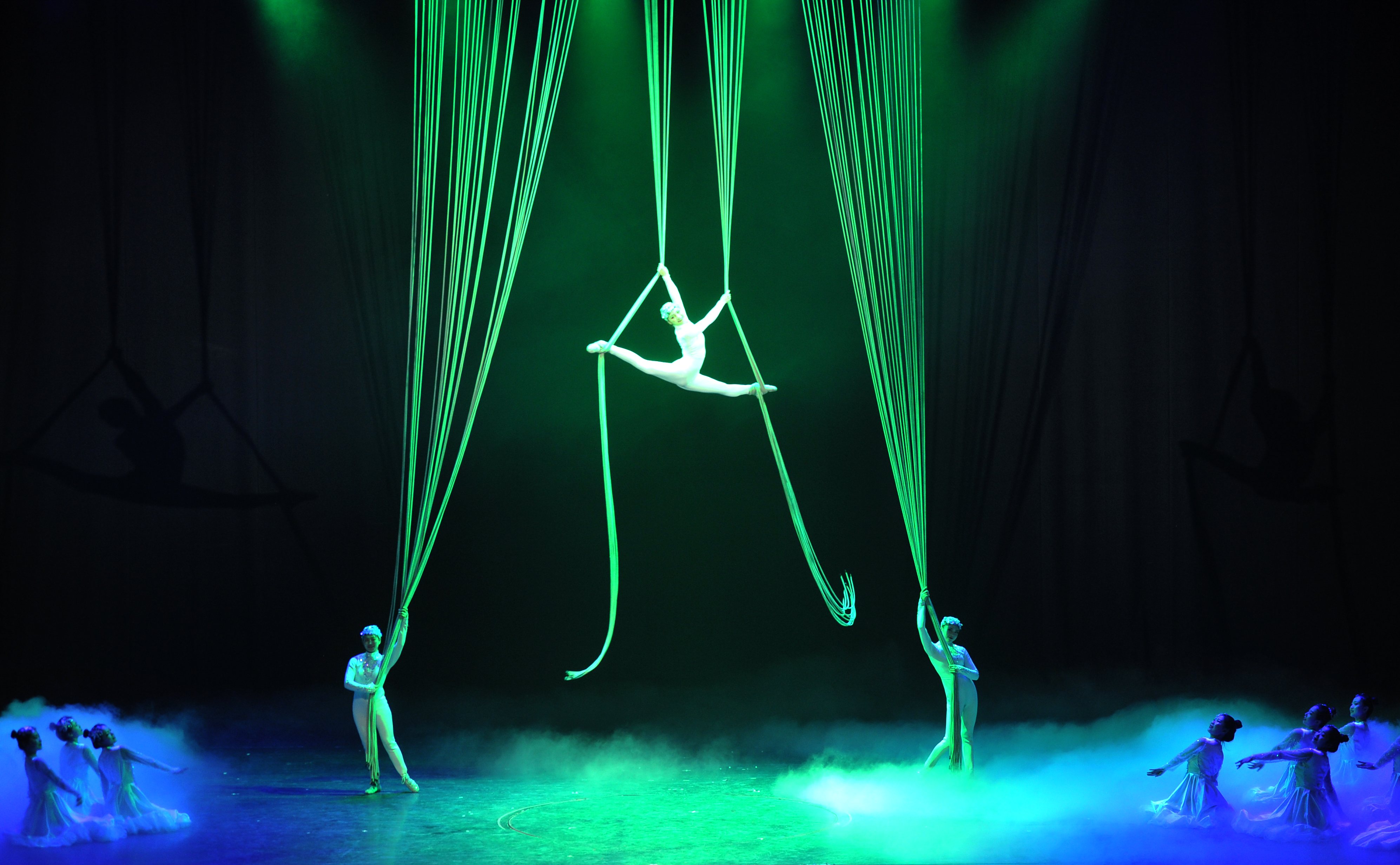 首届中国杂技春晚在河北吴桥举行