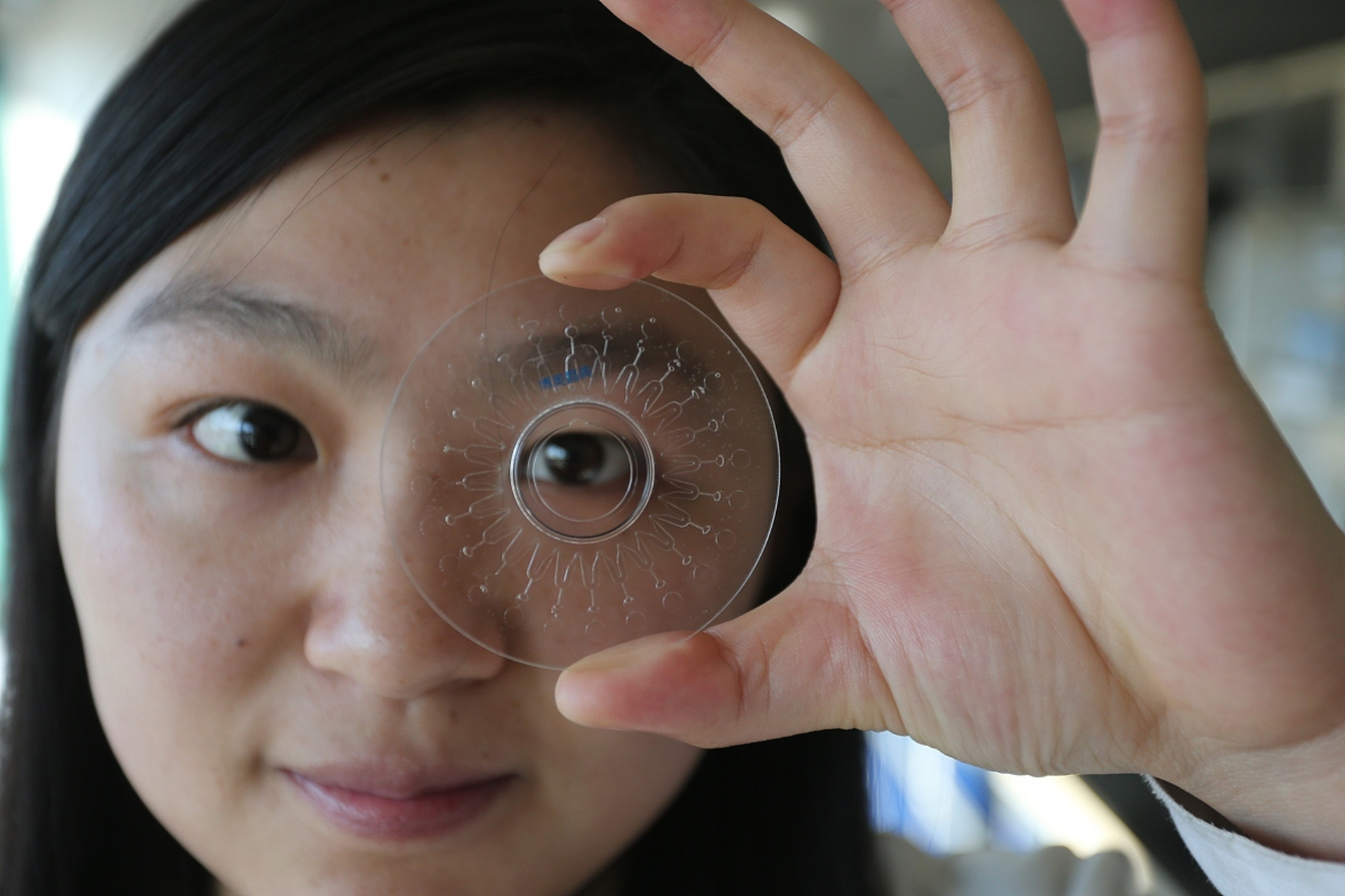 今天我们要分享一个令人震惊的故事,关于一位女士佩戴隐形眼镜30年