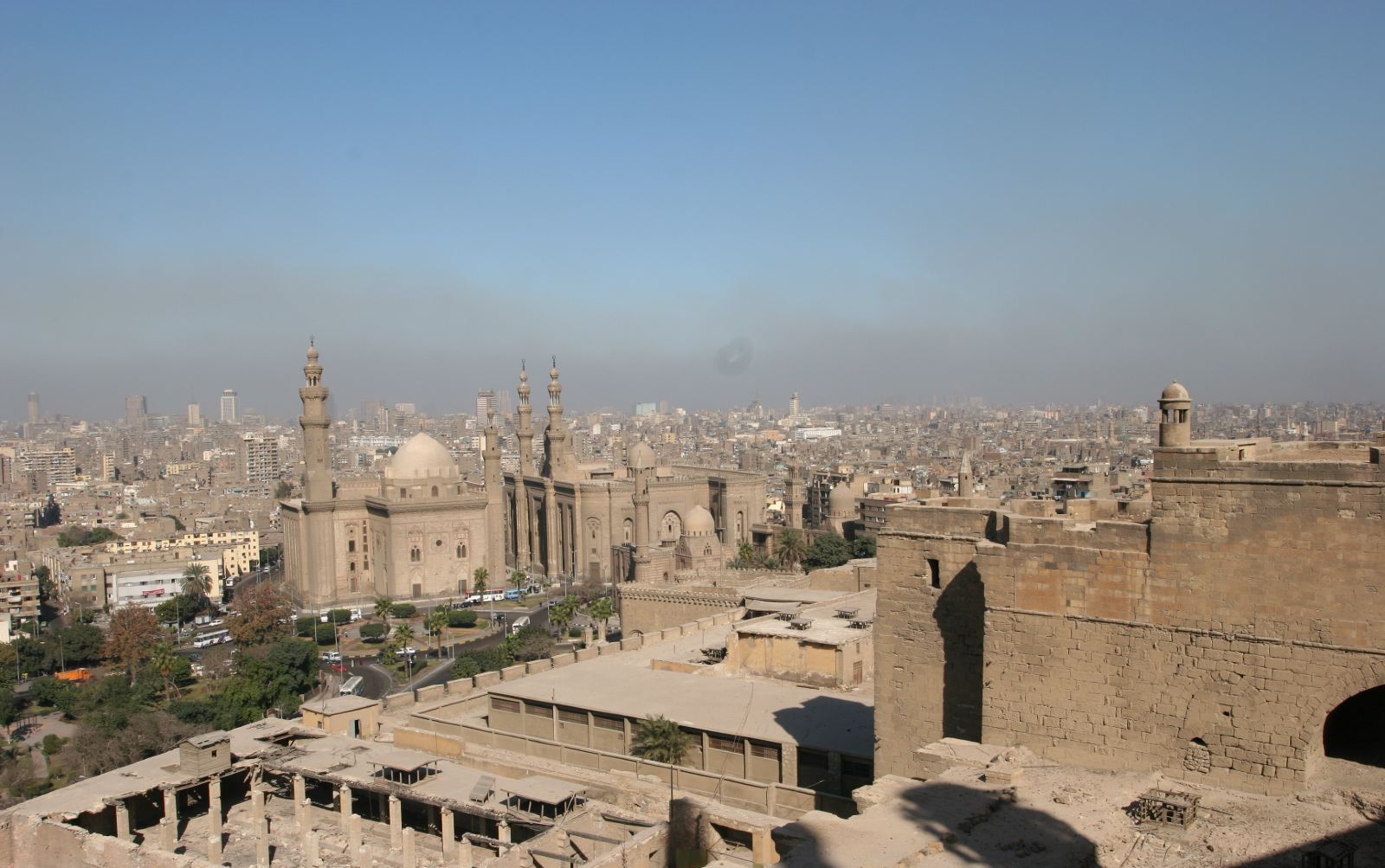 寺院正面刻有阿拉伯文铭文,《古兰经》文和伊斯兰教四大哈里发艾