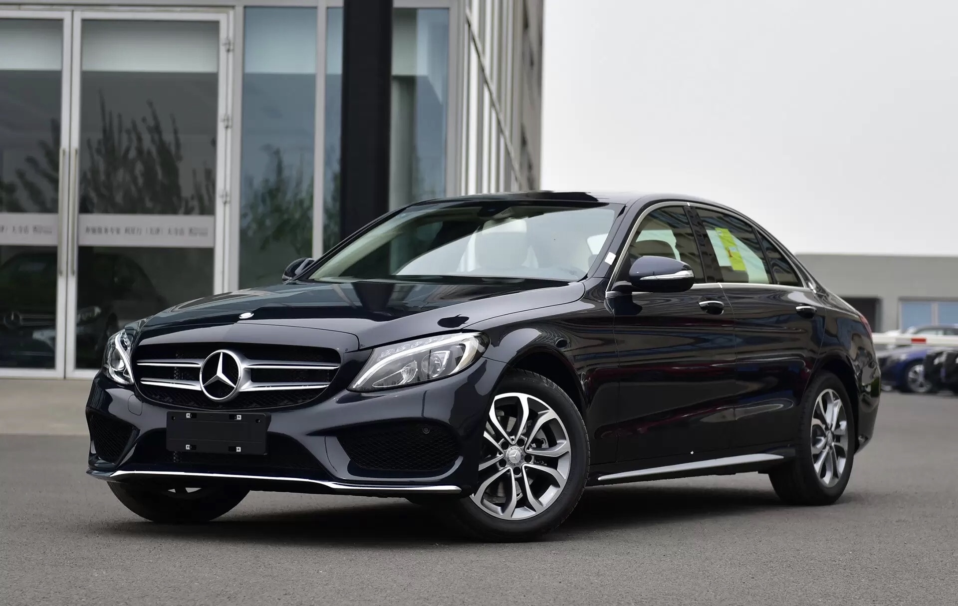 奔驰开始玩降价!人称"小s级",档次同级前二,低配同样气场足