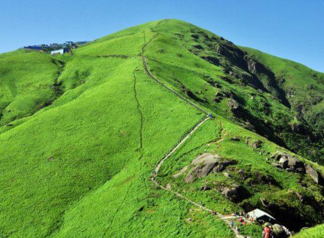 金顶又称白鹤峰,为江西省境内第一高峰,是武功山风