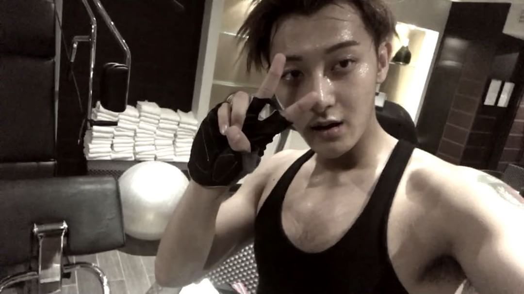 黄子韬拒绝被称呼为娘炮,脱上衣秀肌肉,壮言道:就是干