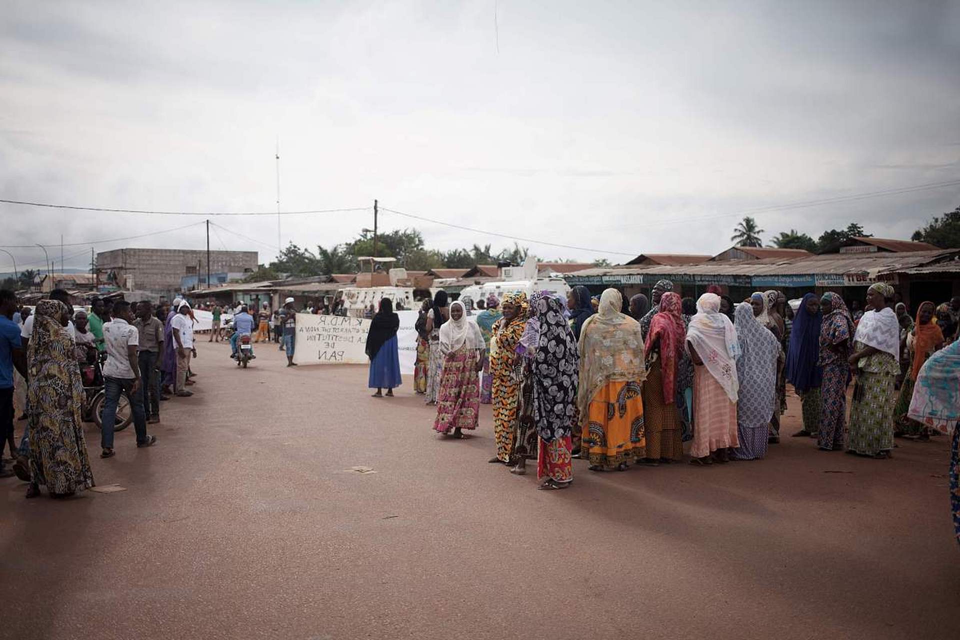 尼日尔共和国,是个内陆国,首都尼亚美.