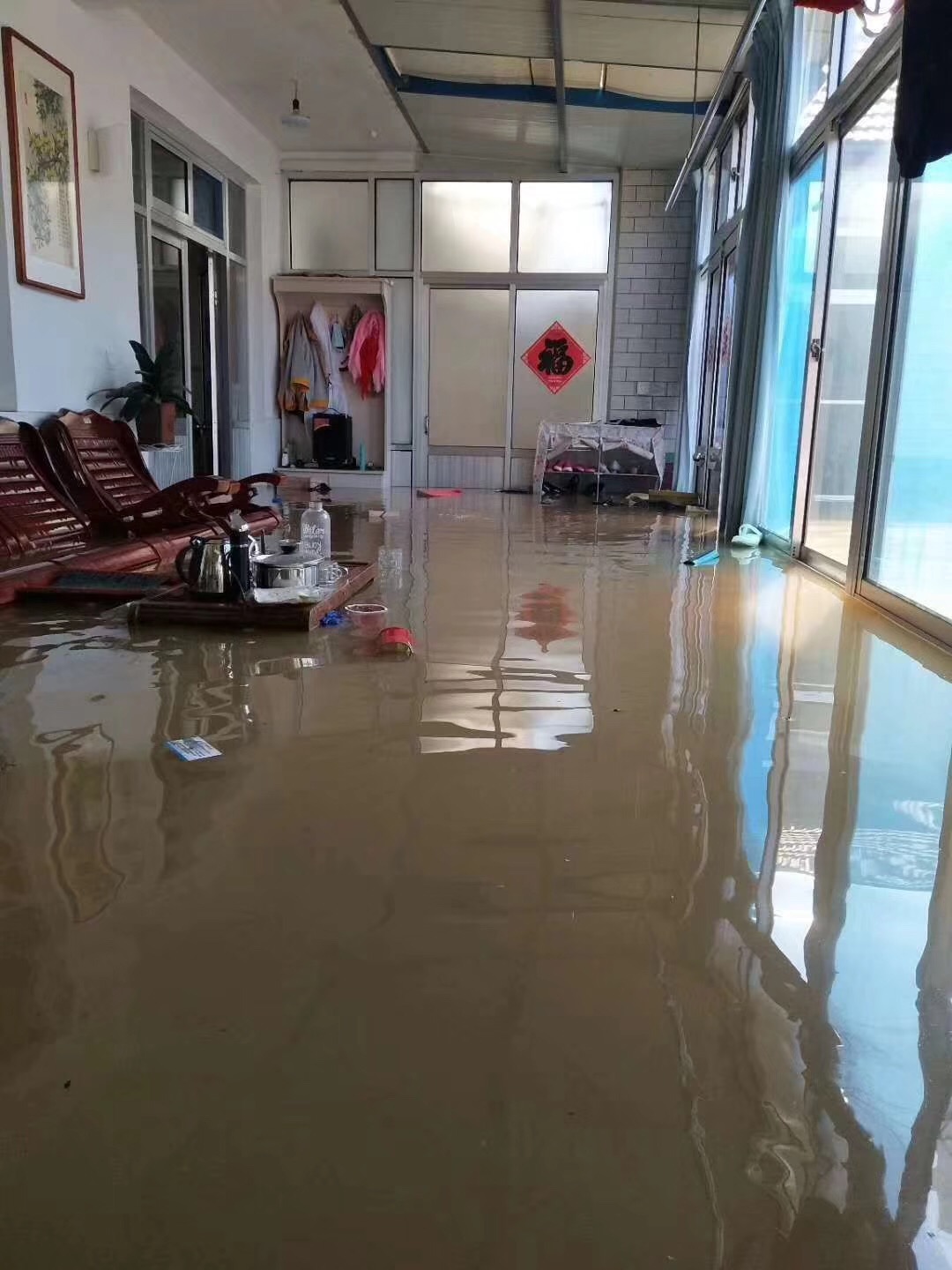 山东寿光洪涝,村庄被淹,蔬菜大棚被毁,急需灾后救援与重建