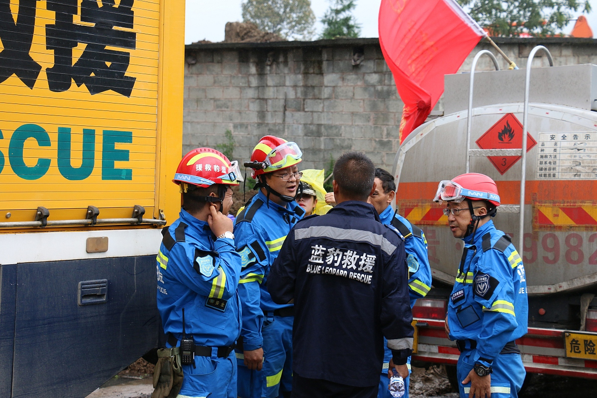 在此次强降雨抢险救灾中,房山蓝天救援队女队员王宏春的壮烈牺牲,让