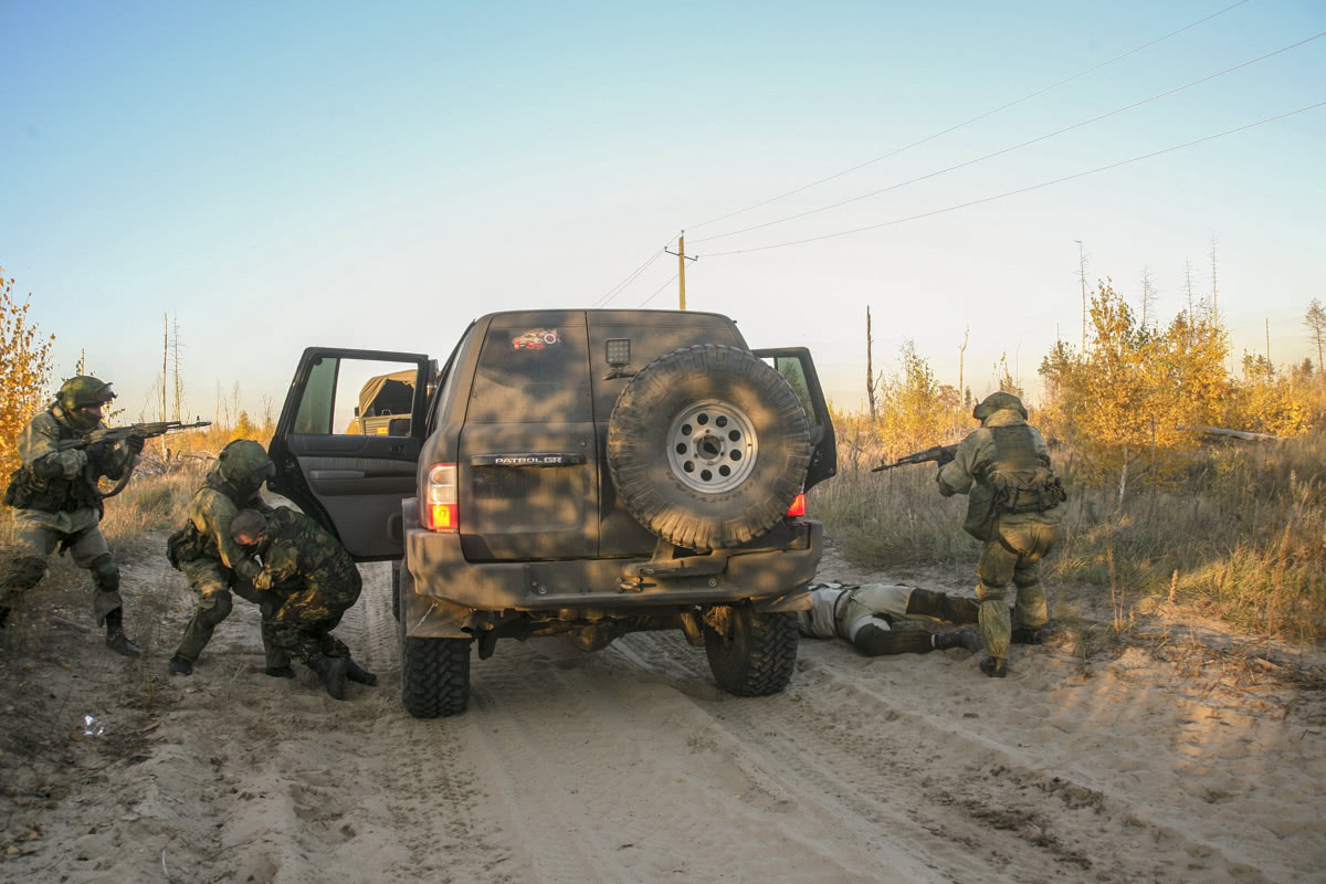 眼中是充满了杀气!俄罗斯特种兵突袭一车队,动作如猛虎下山