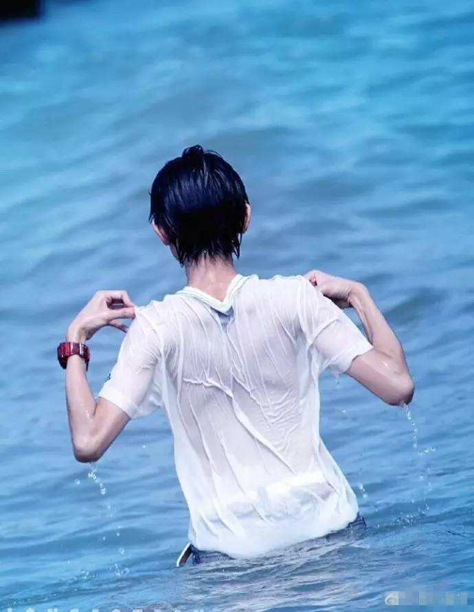 男明星的"小蛮腰":蔡徐坤不盈一握,白宇果然"好腰"