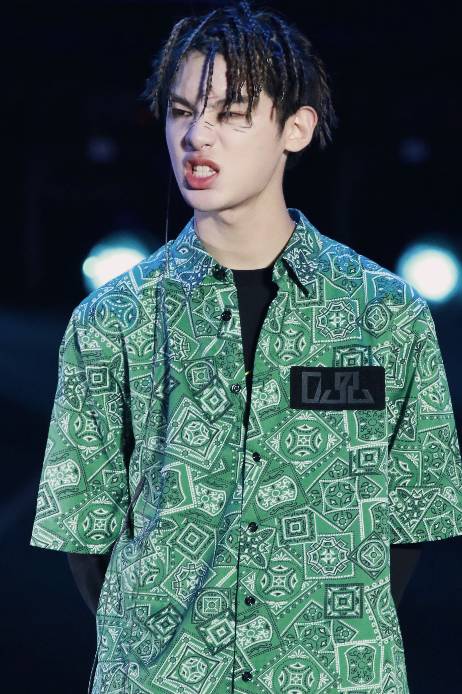 软萌男孩黄明昊,可爱弟弟也能轻松驾驭潮流穿搭,时尚帅气太有型